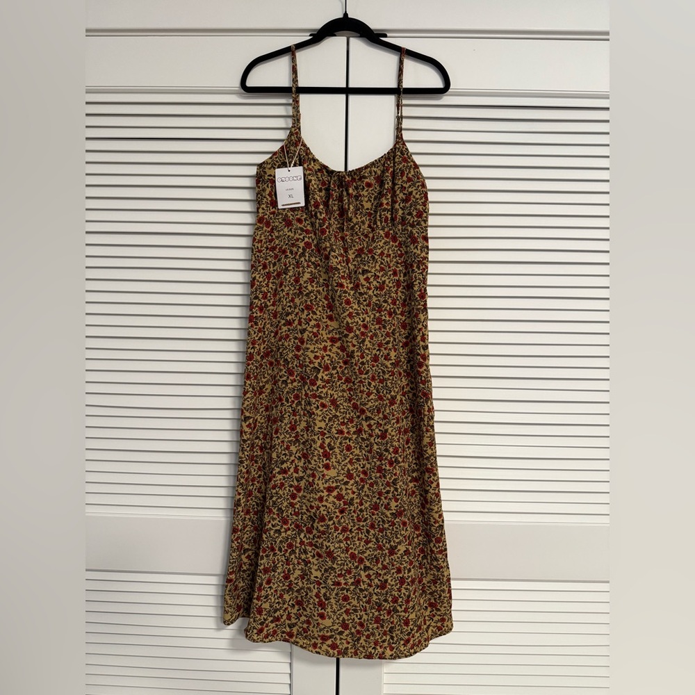 NWT Amazon Midi. XL. Tan, Black & Red Floral.